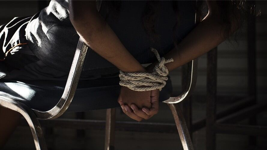 Imagen de referencia de una persona secuestrada. Foto: Getty Images / Manop Boonpeng / EyeEm