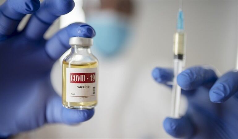 Gremio de empresarios pide mecanismo de incentivos para quienes se vacunen. Foto: Getty Images / LEREXIS