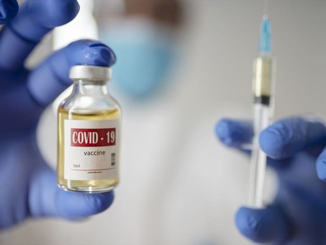 Imagen de referencia de vacuna contra el COVID-19. Foto: Getty Images / LEREXIS