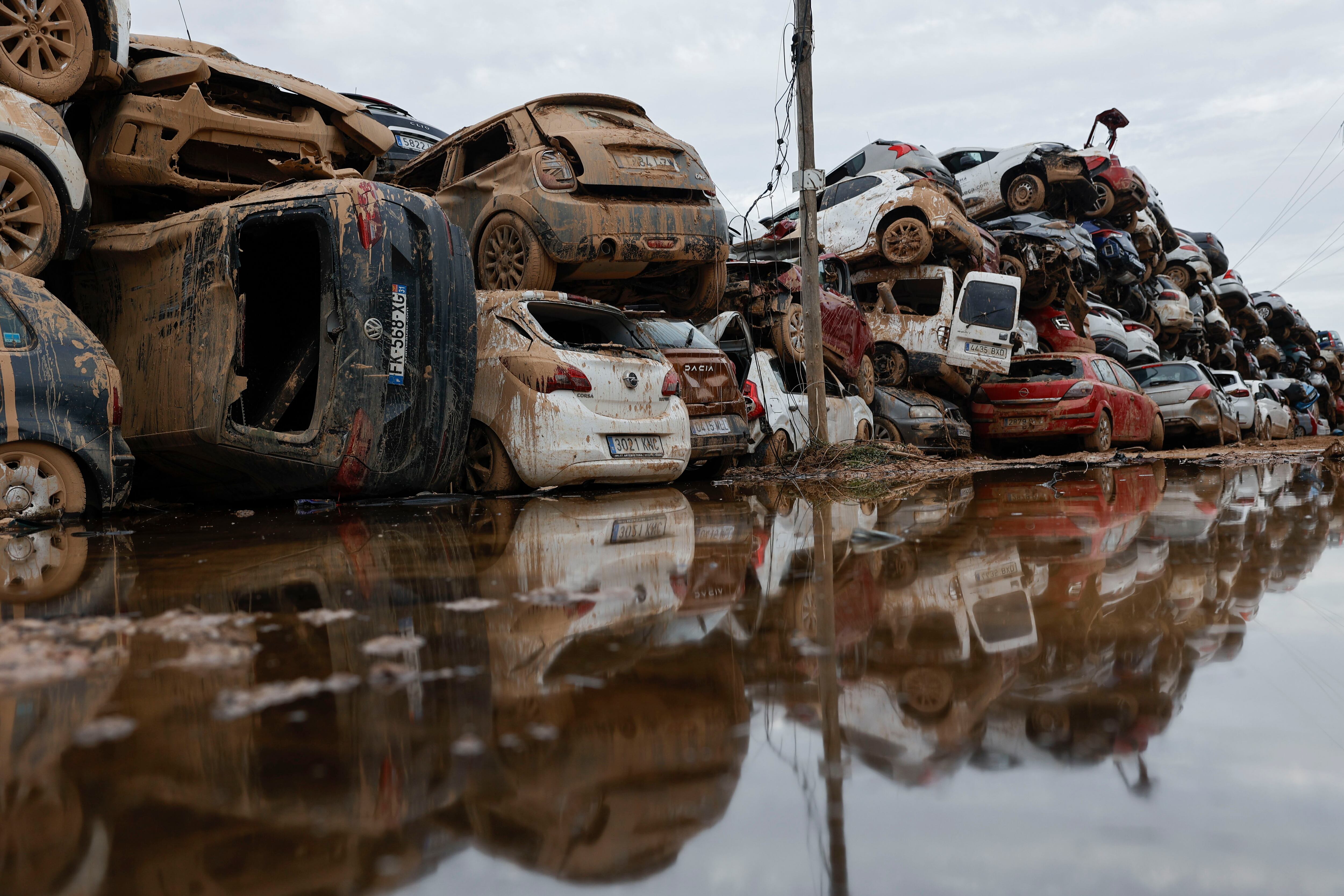 Carros arrastrados por la dana en España. I Foto: EFE/ Biel Aliño.