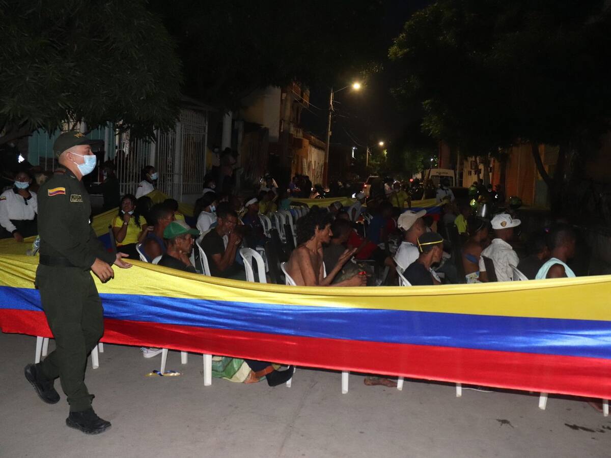 Habitantes de El Boro en Santa Marta, vieron el partido de Colombia en pantalla gigante