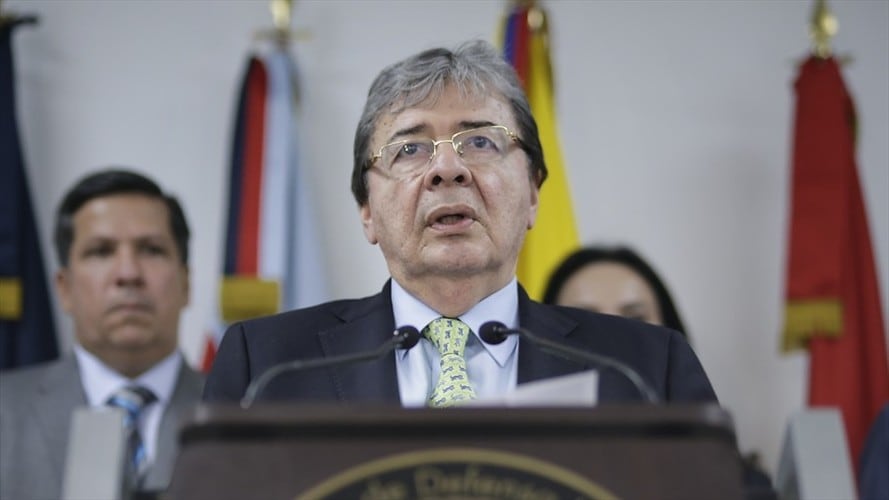 El ministro de la Defensa, Carlos Holmes Trujillo, presentó el cartel de los más buscados en los departamentos de Meta, Casanare y Vichada. Foto: Colprensa / SERGIO ACERO