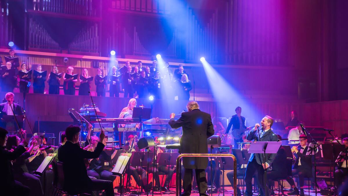 “Vangelis no necesitaba inspiración de otros, no necesitaba copiar”: Guy Protheroe, director de orquesta