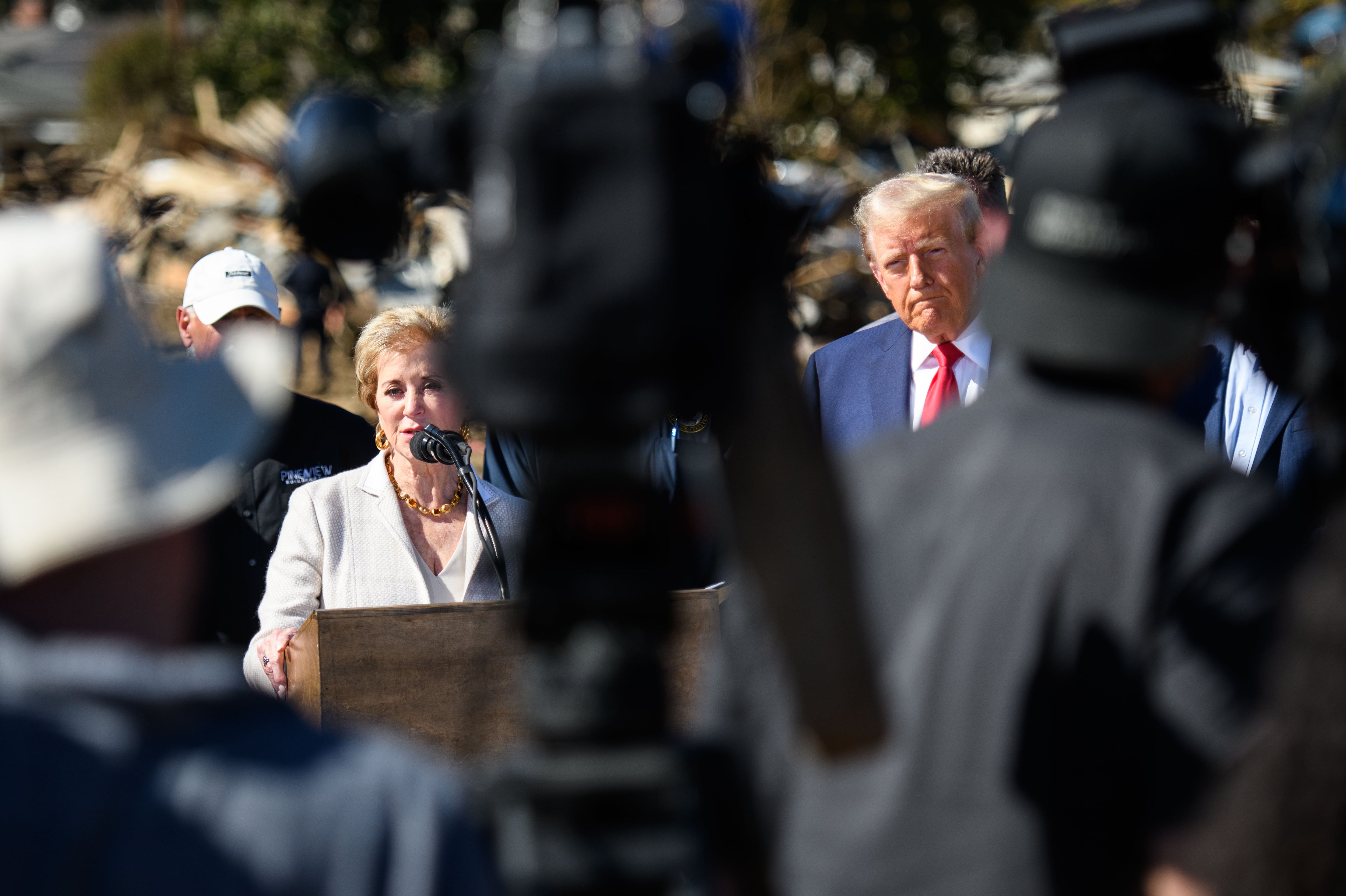 El presidente Donald Trump y la secretaria de Educación Linda McMahon, en una rueda de prensa tras la visita de Trump a Swannanoa por la devastación del huracán Helene, el 21 de octubre de 2024.