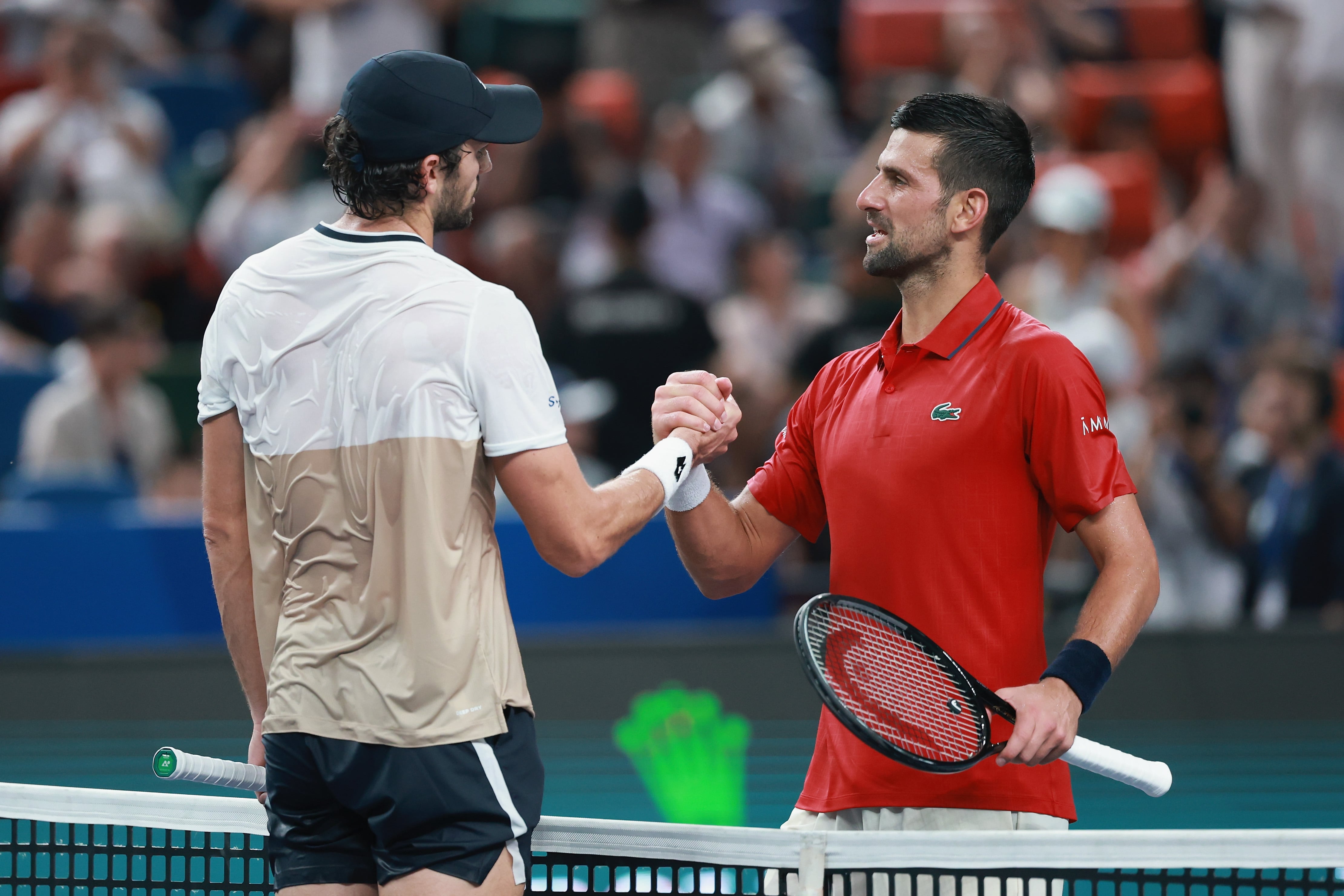 Novak Djokovic y Valentin Vacherot. Foto: Lintao Zhang/Getty Images)