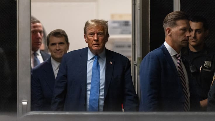 New York (United States), 26/04/2024.- Former US President Donald Trump (C) returns from a break to the courtroom during his hush money trial at Manhattan criminal court in New York, USA, 26 April 2024. Trump faces 34 felony counts of falsifying business records as part of an alleged scheme to silence claims of extramarital sexual encounters during his 2016 presidential campaign. (Nueva York) EFE/EPA/JEENAH MOON / POOL