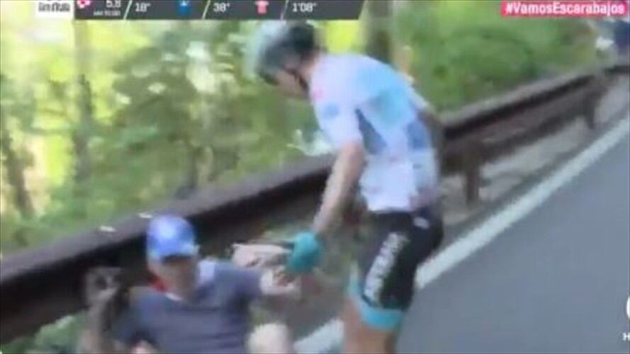 Superman López cayó por culpa de un aficionado y reaccionó cogiéndolo a golpes. Foto: