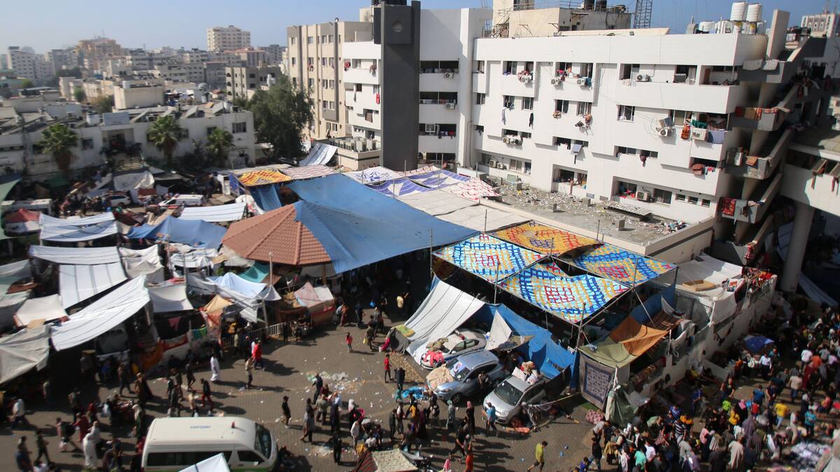 El principal hospital de Gaza, bajo asedio, entierra a muertos en una fosa común