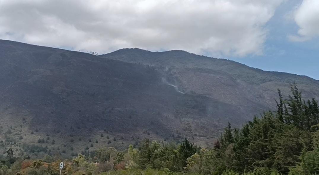 Luego de casi 30 horas, se logró controlar el incendio forestal en la vereda El Roble del municipio de Villa de Leyva, Boyacá, que se inició el pasado domingo 4 de agosto / Foto: W Radio.