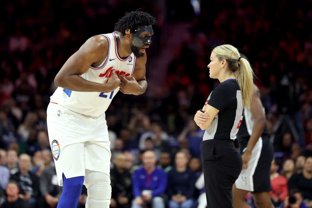 Joel Embiid peleando con los arbitros. I Foto: Emilee Chinn/Getty Images.