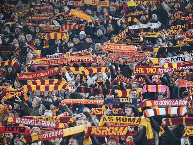 Hinchas de La Roma. Foto: EFE/EPA/ALESSANDRO DI MEO