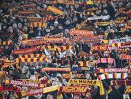Hinchas de La Roma. Foto: EFE/EPA/ALESSANDRO DI MEO