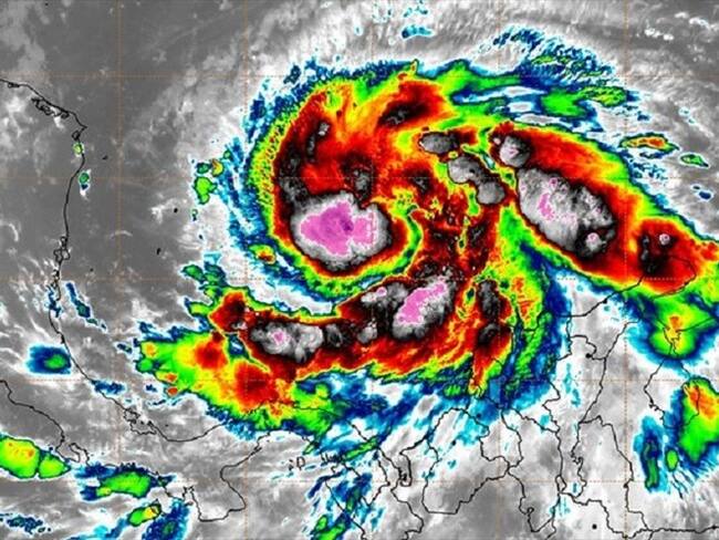 El huracán Iota viene afectando las operaciones aéreas y poniendo en riesgo la seguridad de los viajeros. Foto: Colprensa