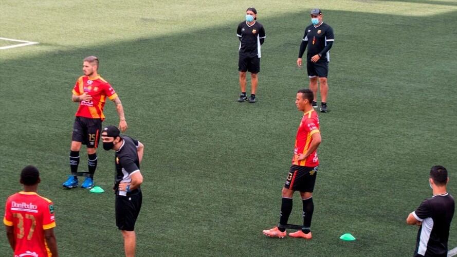 Jugadores ticos entrenado en con medidas de precaución. Foto: Getty Images
