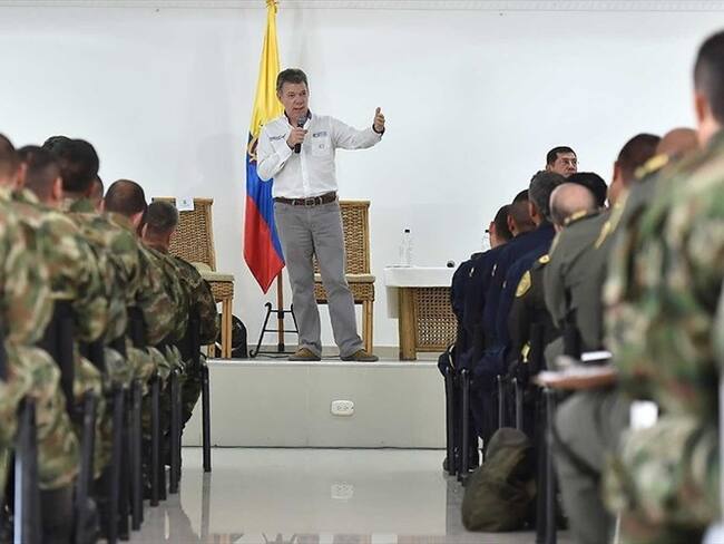 Juan Manuel Santos con militares. Foto: Colprensa