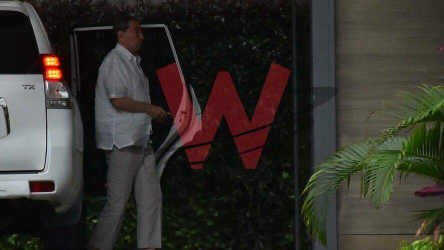 El exsenador Fuad Char, a su llegada a la casa del senador Muricio Gómez.