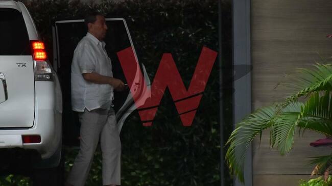 El exsenador Fuad Char, a su llegada a la casa del senador Muricio Gómez.