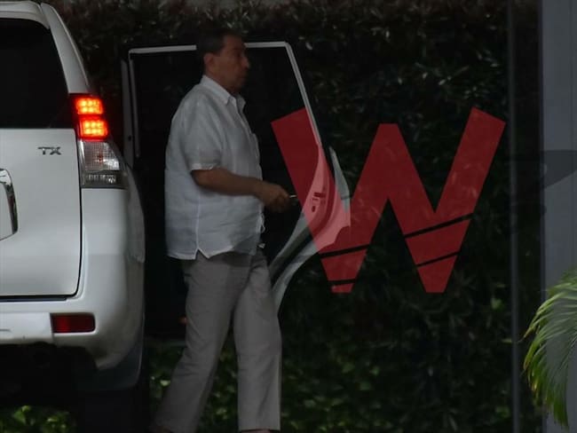 El exsenador Fuad Char, a su llegada a la casa del senador Muricio Gómez.