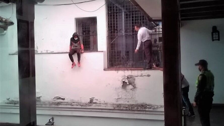 El concejal William Campiño se acercó al sitio desde donde el menor pretendía lanzarse . Foto: Cortesía