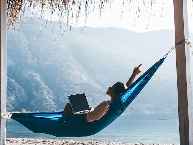 Nómada digital haciendo trabajo remoto / Foto: GettyImages