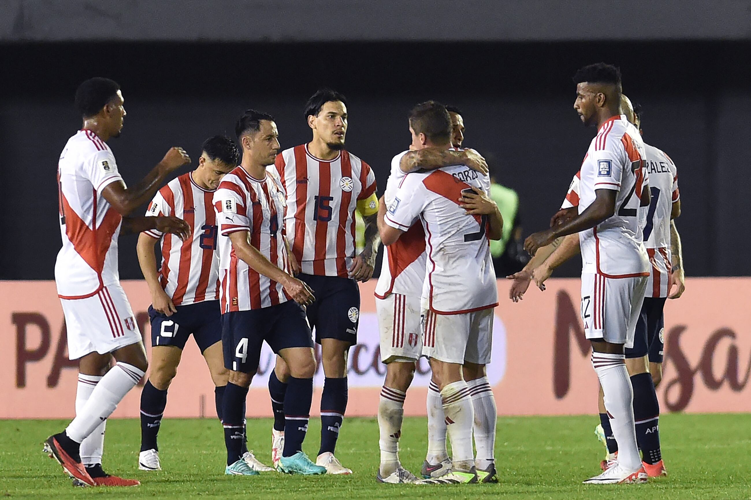 Peru y Paraguay en el final del partido (Photo by NORBERTO DUARTE / AFP) (Photo by NORBERTO DUARTE/AFP via Getty Images)
