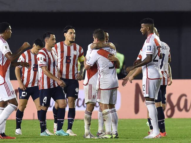 Peru y Paraguay en el final del partido (Photo by NORBERTO DUARTE / AFP) (Photo by NORBERTO DUARTE/AFP via Getty Images)