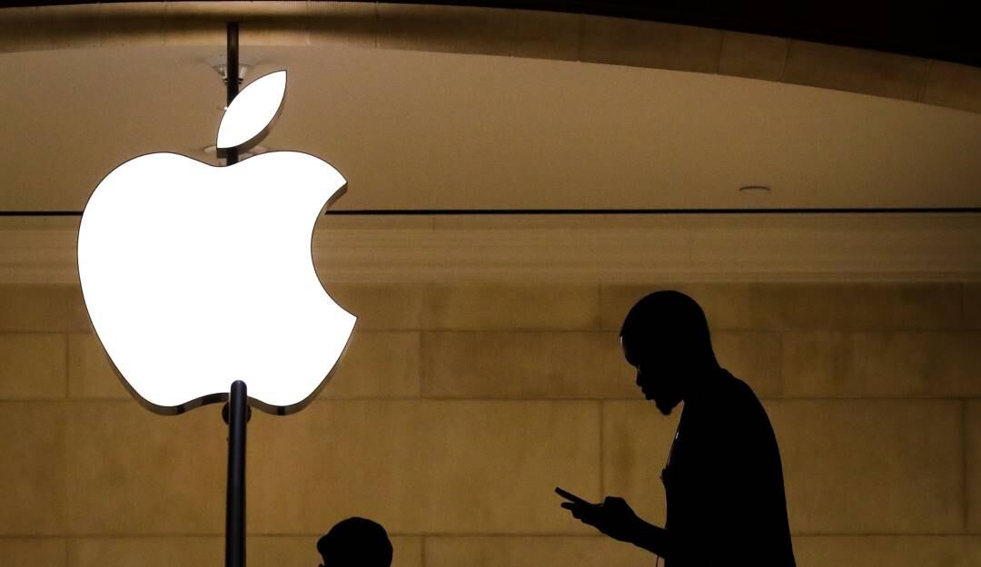 Un usuario de Apple revisando su dispositivo.