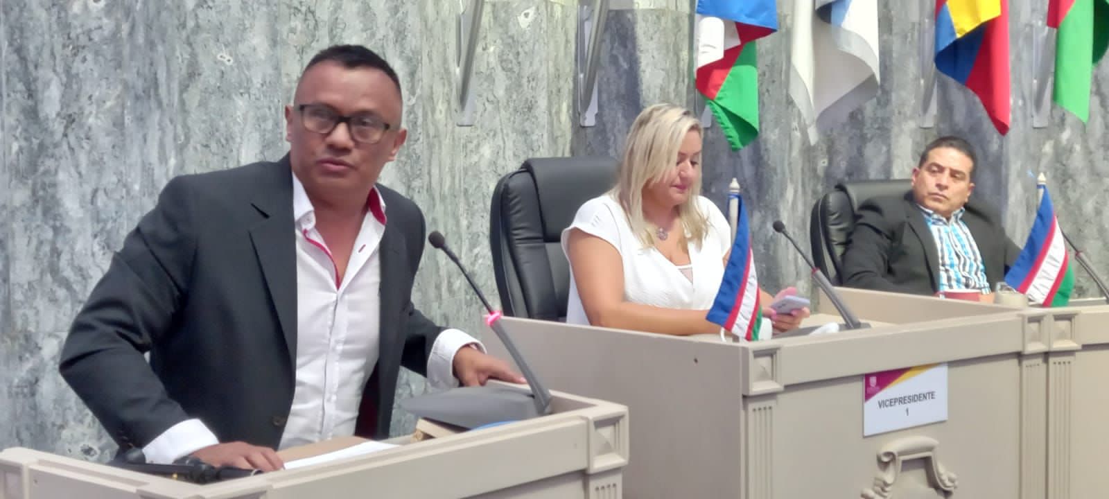 Polémico saludo del nuevo contralor de Cali al exgobernador Abadía. Foto: Concejo de Cali