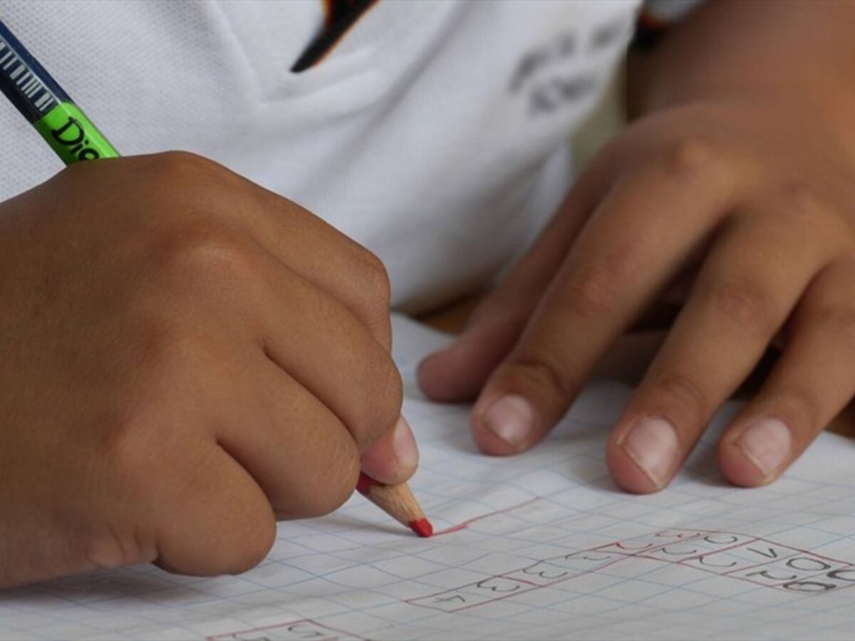 A falta de internet, un colegio en Magangué llevó sus clases a la televisión y la radio