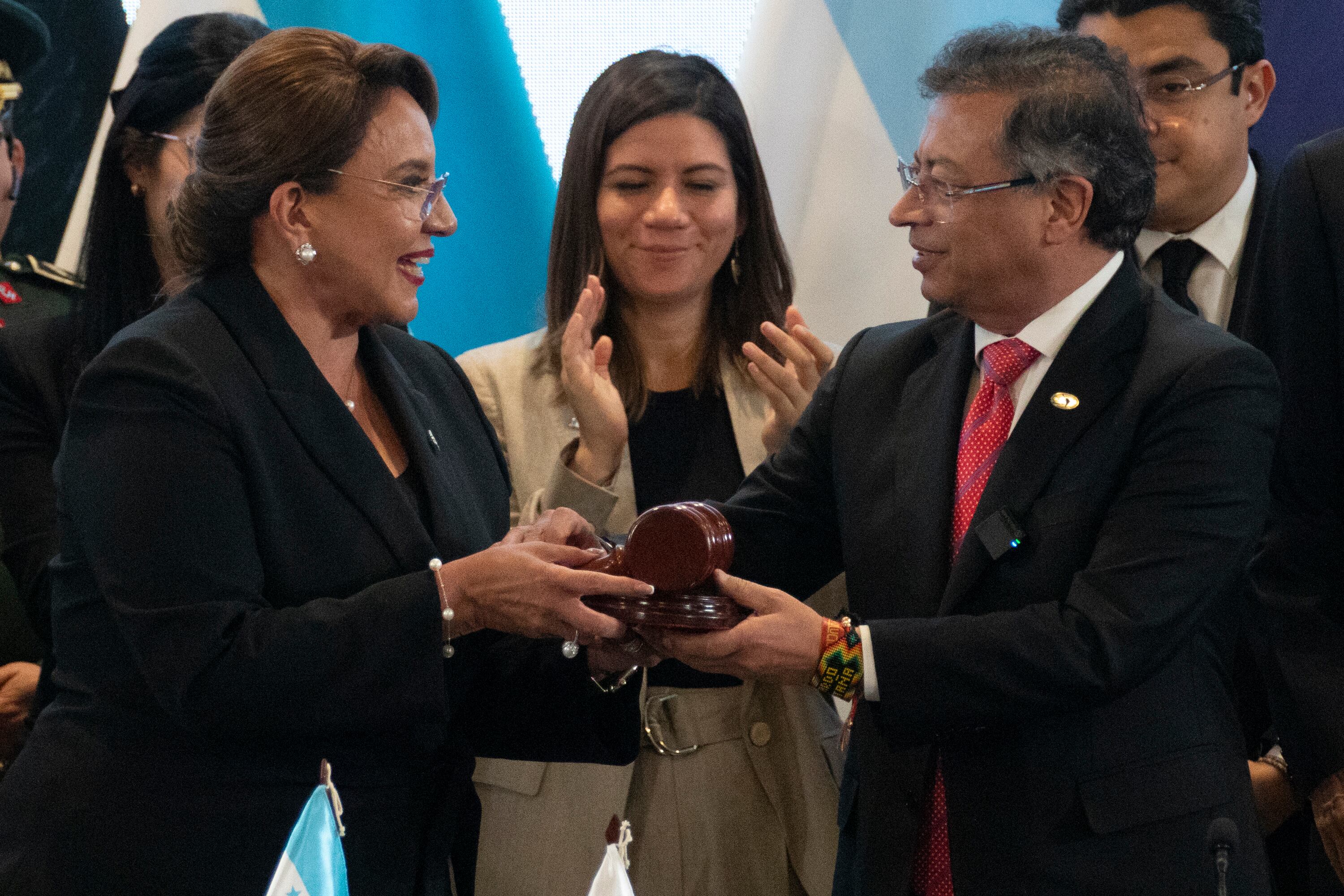 La presidenta de Honduras, Xiomara Castro (i), entrega a su homólogo colombiano, Gustavo Petro, el testigo de la presidencia pro témpore de la Comunidad de Estados Latinoamericanos y Caribeños (Celac). EFE/ STR