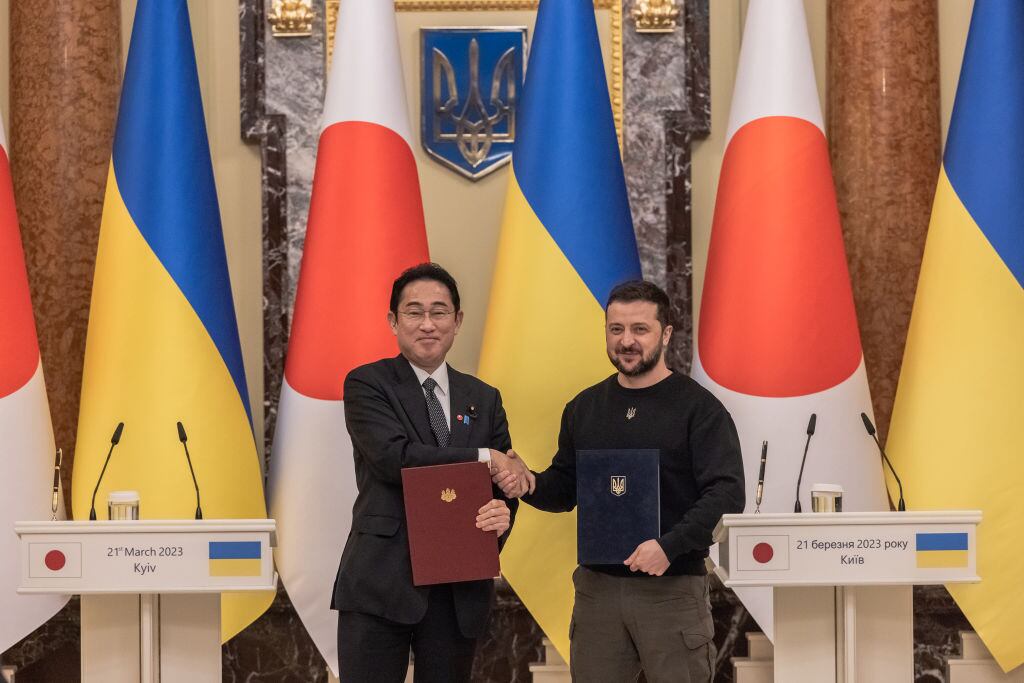 Presidente de Ucrania Volodymyr Zelensky y el primer ministro de Japón Fumio Kishida. (Photo by Roman Pilipey/Getty Images)