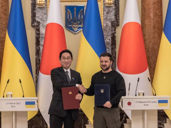 Presidente de Ucrania Volodymyr Zelensky y el primer ministro de Japón Fumio Kishida. (Photo by Roman Pilipey/Getty Images)
