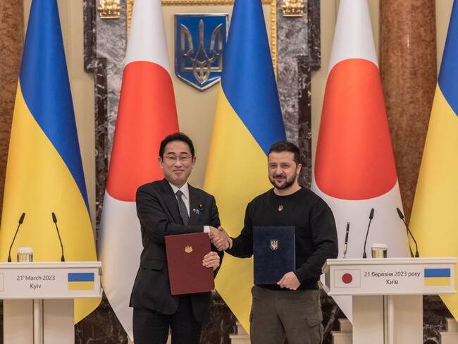 Presidente de Ucrania Volodymyr Zelensky y el primer ministro de Japón Fumio Kishida. (Photo by Roman Pilipey/Getty Images)