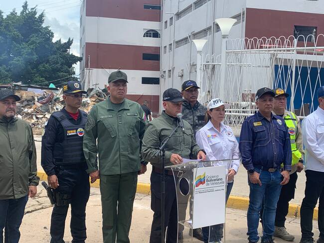 El ministro de Interior, Justicia y Paz, Remigio Ceballos acompañado de la ministra de Servicios Penitenciarios, Celsa Bautista y otras autoridades, declara desde el centro penitenciario Aragua | Foto: Gabriela González / W Radio