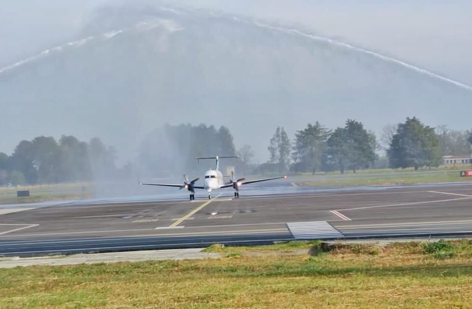 El primer vuelo con un avión B-1900 con capacidad para 19 pasajeros provenientes del municipio de Timbiquí aterrizó en el Aeropuerto Guillermo León Valencia de Popayán. Crédito: W Radio.