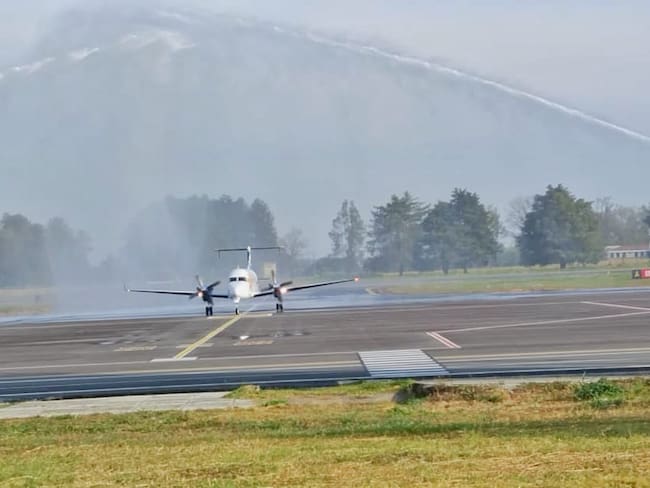 El primer vuelo con un avión B-1900 con capacidad para 19 pasajeros provenientes del municipio de Timbiquí aterrizó en el Aeropuerto Guillermo León Valencia de Popayán. Crédito: W Radio.