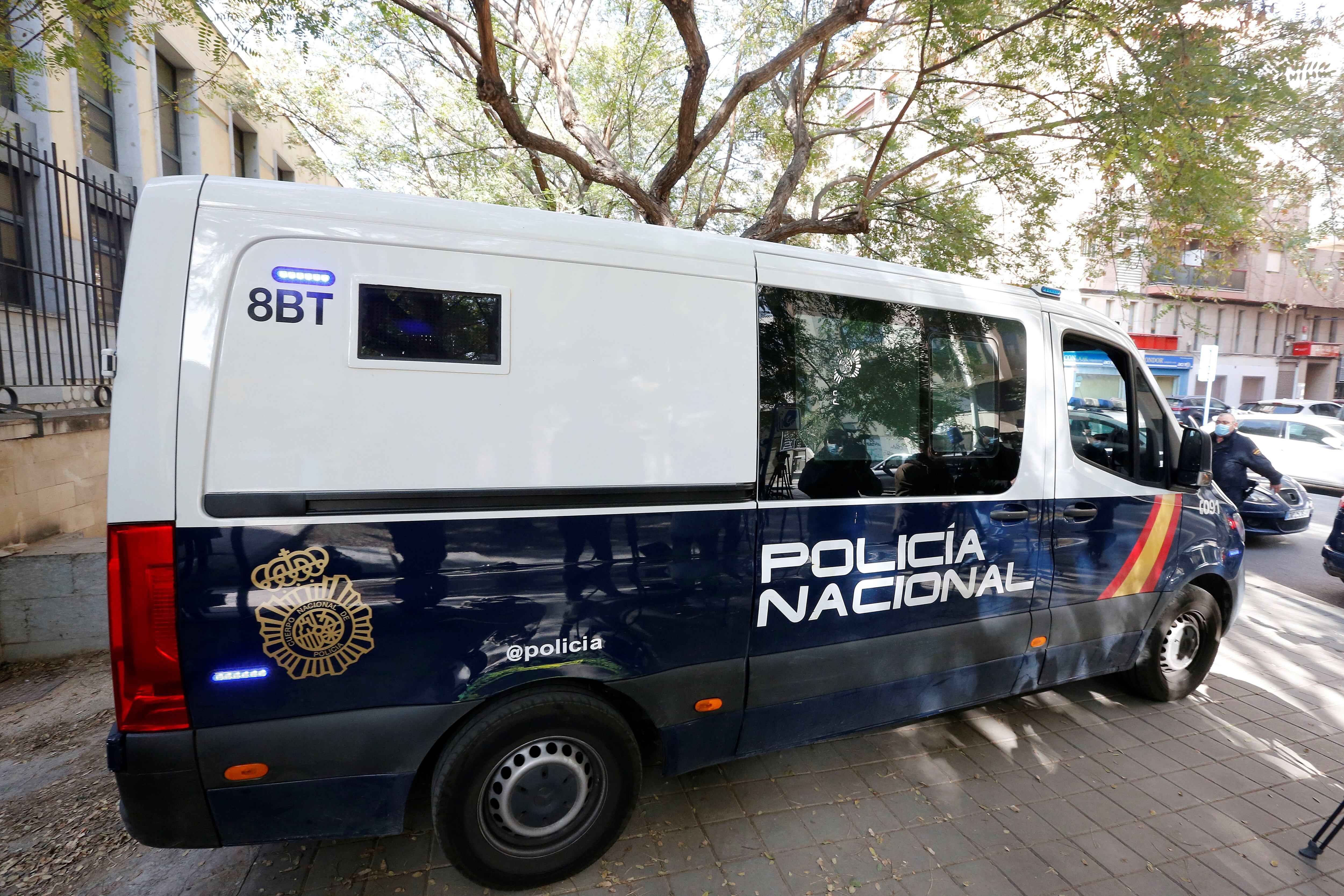 GRAF7432. ALICANTE, 13/02/2022.- Un furgón policial lleva a un centro de menores al presunto homicida de 15 años que mató a su familia en Elche después de que éste prestase declaración ante el fiscal de Menores este domingo en los juzgados de Alicante. EFE / Manuel Lorenzo