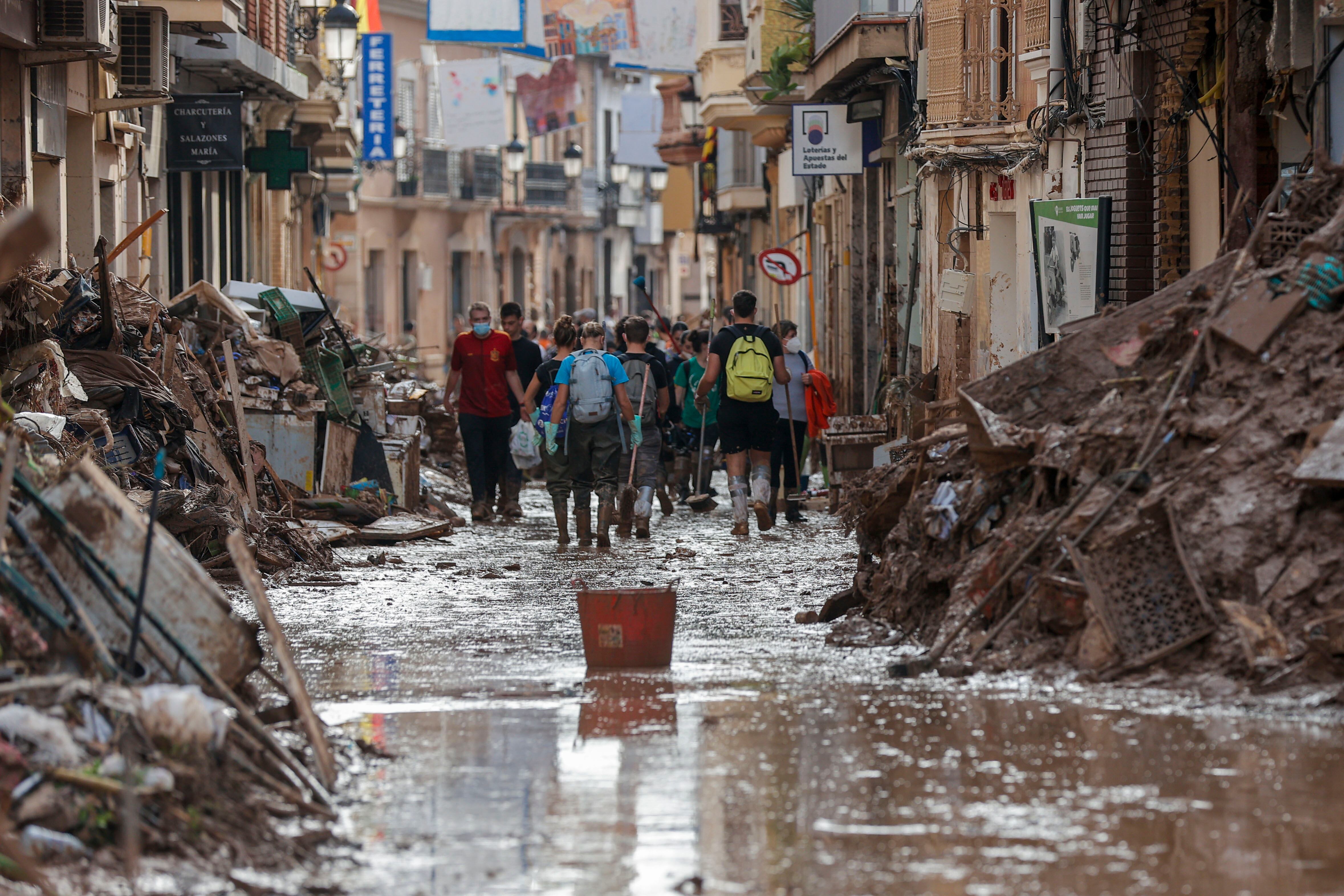 FOTODELDÍA PAIPORTA (VALENCIA), 04/11/2024.- Fotografía de una de las calles de Paiporta encharcadas por las lluvias de ayer y que han afectado a las labores de limpieza, Valencia, este lunes. La provincia de Valencia intenta retomar la actividad laboral y las clases en los colegios mientras continúan de forma intensa las labores de búsqueda de desaparecidos, de abastecimiento y atención a los damnificados, y de la limpieza de las calles y bajos de numerosos municipios, sobre los que ha vuelto a llover este domingo. EFE/ Manuel Bruque