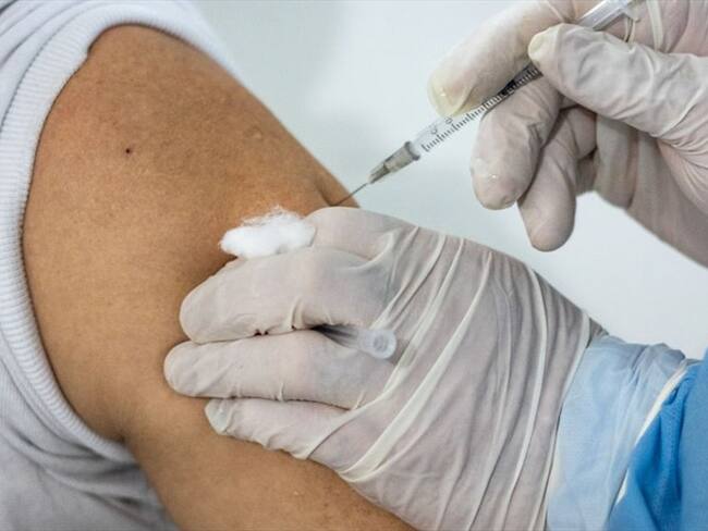 Contraloría alerta ante no pago a IPS de millones de vacunas contra el COVID-19. Foto: Getty Images