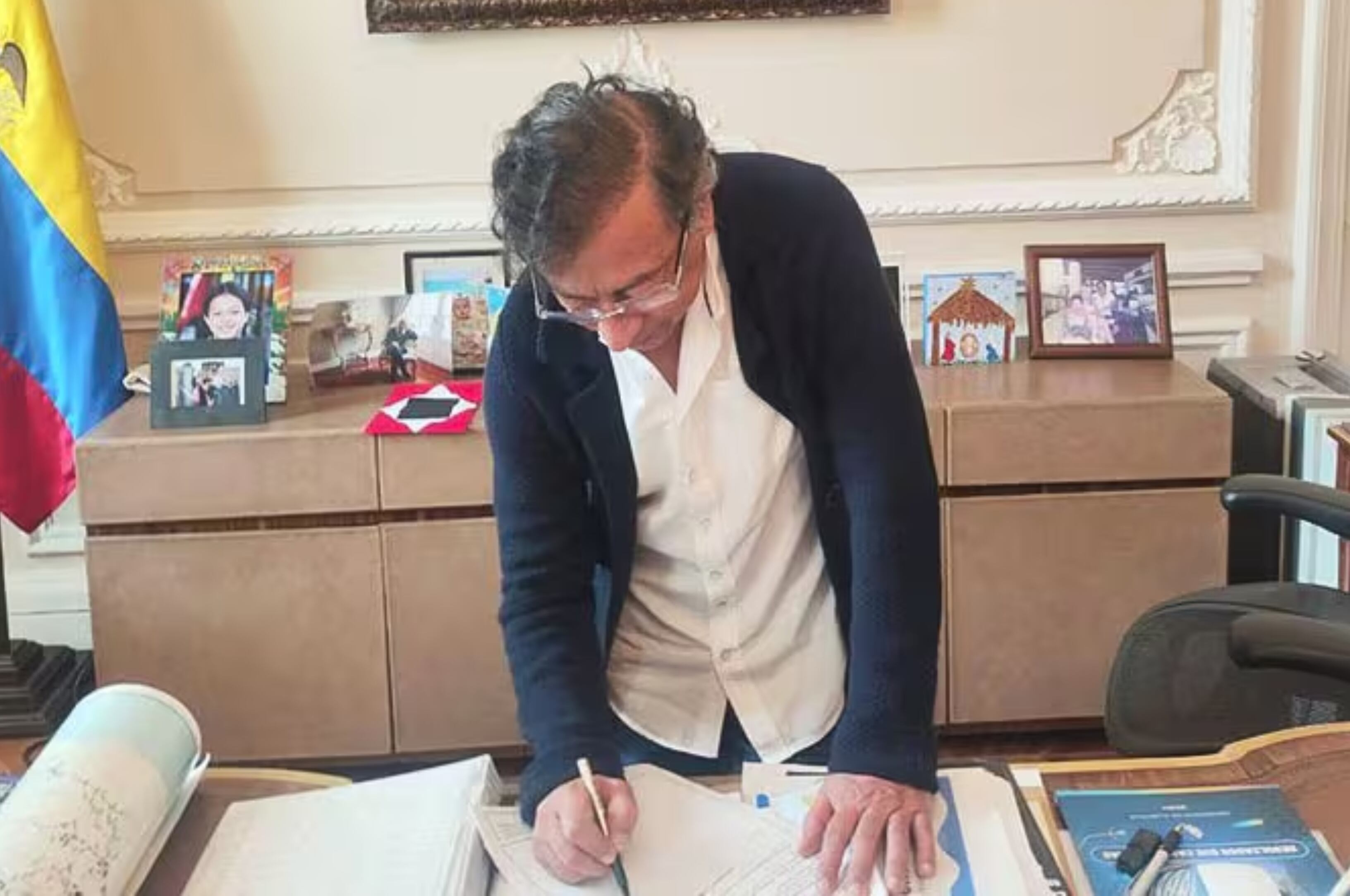 Petro firmando decreto de consulta popular | Foto: Presidencia de Colombia