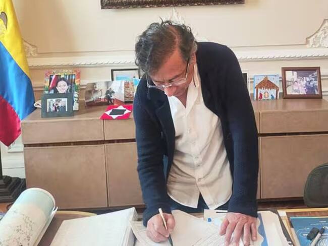 Petro firmando decreto de consulta popular | Foto: Presidencia de Colombia