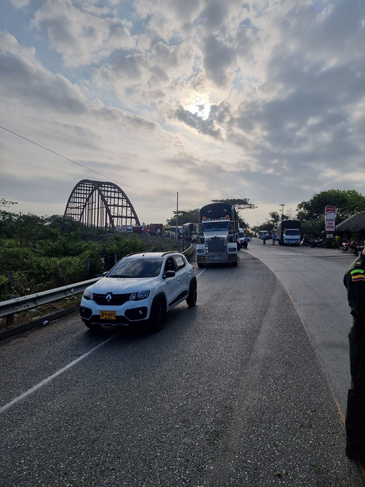 Bloqueo en La Troncal de Occidente, puente San Jorge, La Apartada. Foto: cortesía comunidades de La Mojana. 