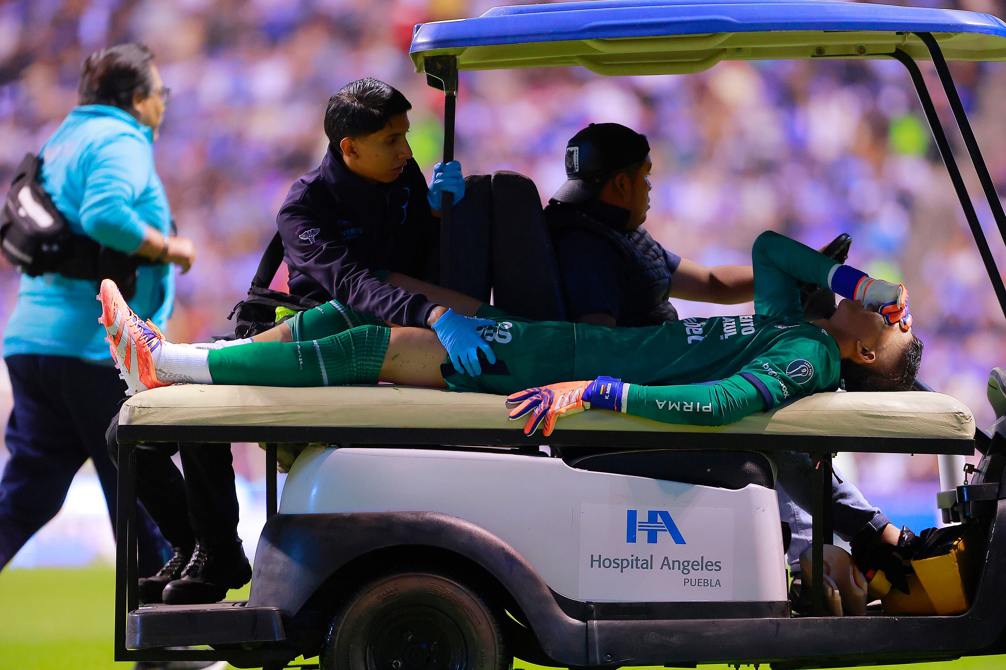 Kevin Mier, portero de Cruz Azul, sale en camilla tras lesionarse en el encuentro ante Pumas de la UNAM. FOTO: Cesar Gómez/Getty Images