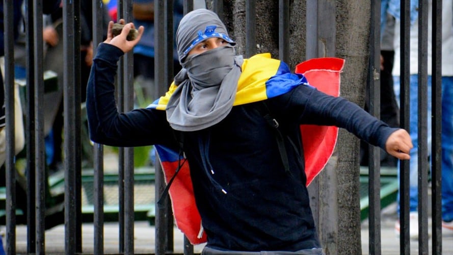 La Policía Metropolitana de Bogotá capturó a tres jóvenes que se encontraban vandalizando el CAI Jaboque. Foto: Getty Images / VANESSA JIMÉNEZ