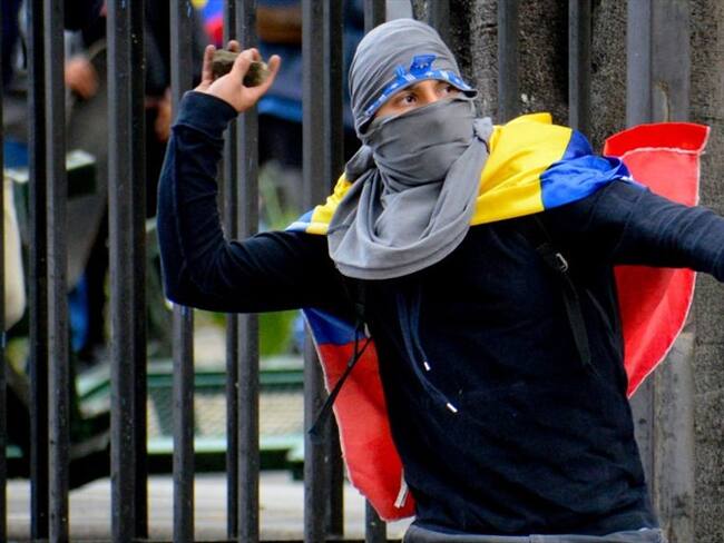 La Policía Metropolitana de Bogotá capturó a tres jóvenes que se encontraban vandalizando el CAI Jaboque. Foto: Getty Images / VANESSA JIMÉNEZ