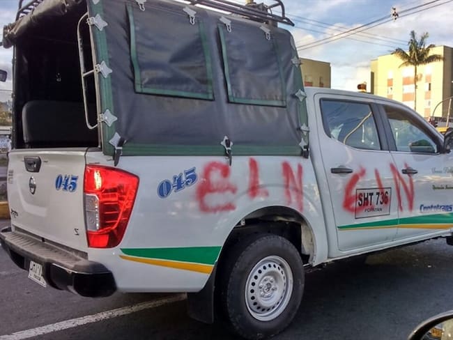 Vehículos fueron pintados con grafitis del Eln en Totoró, Cauca . Foto: Cortesía/ Jhon Jairo Astudi.