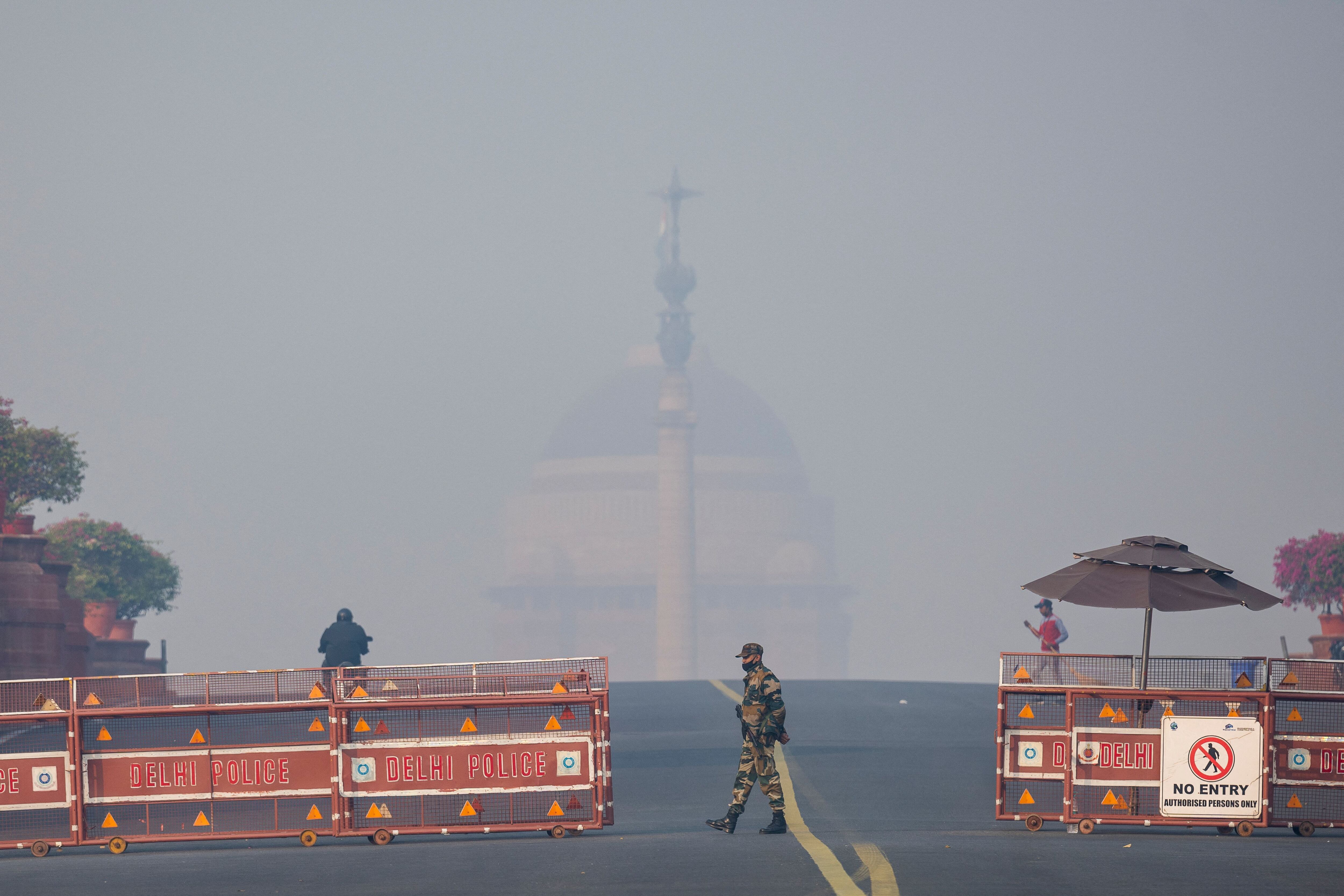 Un soldado custodia un control de carretera hacia el Palacio Presidencial en medio de una intensa niebla tóxica en Nueva Delhi. Foto: Getty Images
