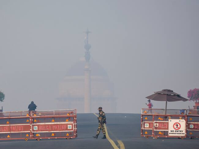 Un soldado custodia un control de carretera hacia el Palacio Presidencial en medio de una intensa niebla tóxica en Nueva Delhi. Foto: Getty Images