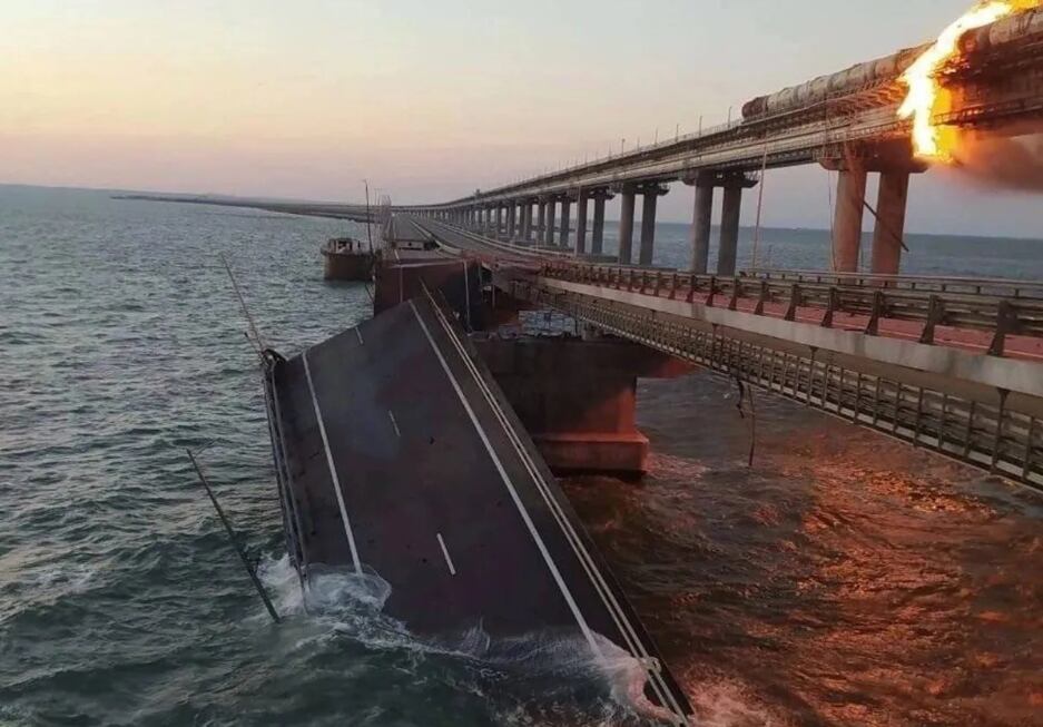 El puente que une Rusia con Crimea, tras la explosión. EFE/EPA/UKRAINE SECURITY SERVICE