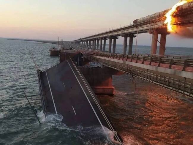 El puente que une Rusia con Crimea, tras la explosión. EFE/EPA/UKRAINE SECURITY SERVICE